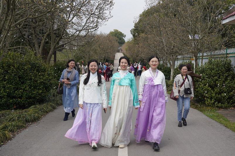 公司工会开展“亲近自然、走进花海、飞扬魅力”三八妇女节踏青活动