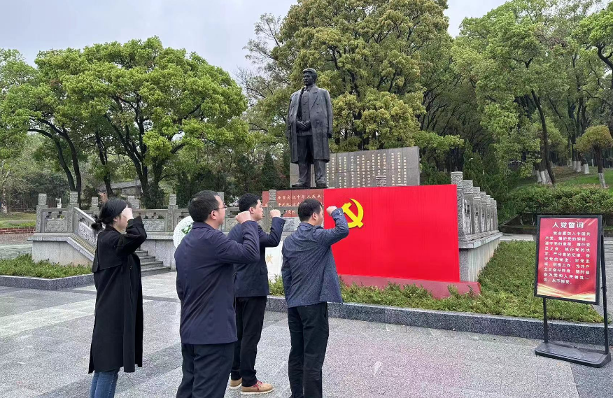 高速实化公司赴烈士陵园开展清明祭扫活动