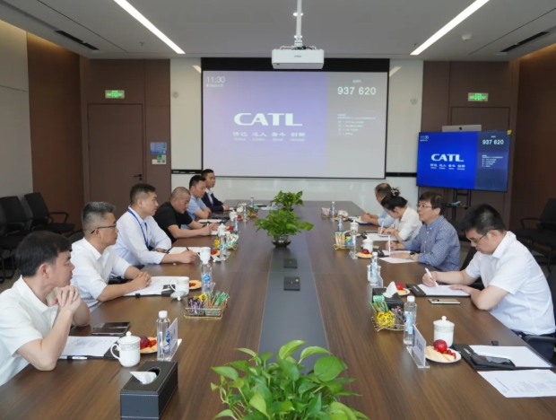 公司党委书记、董事长周建文一行到宁德时代宜春基地考察交流