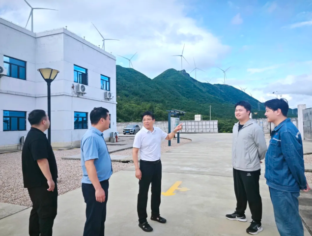 公司党委书记、董事长周建文深入基层风电站调研