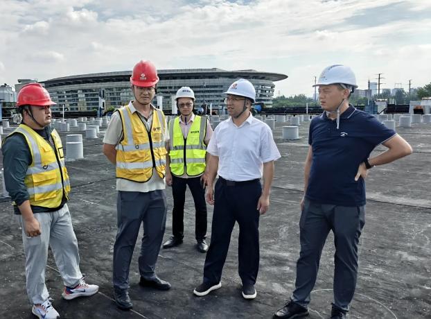 公司总经理巫过房督导推进校园光伏项目建设