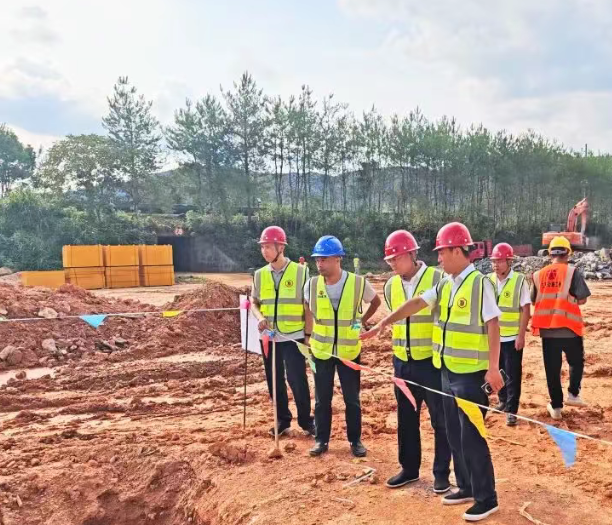 公司党委委员、副总经理李戈督导黄坛项目建设