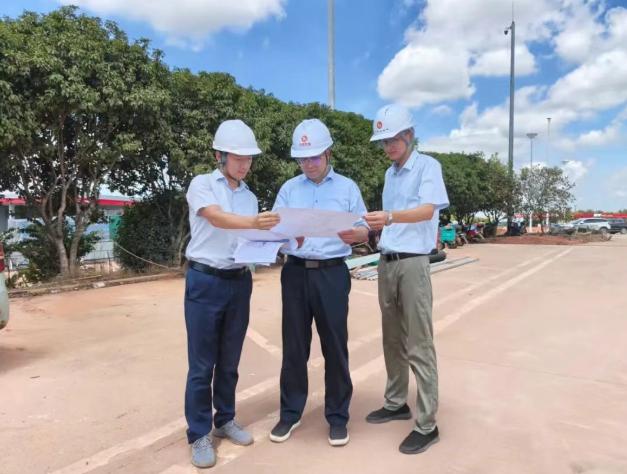 公司总经理巫过房督导加气站和零碳项目建设